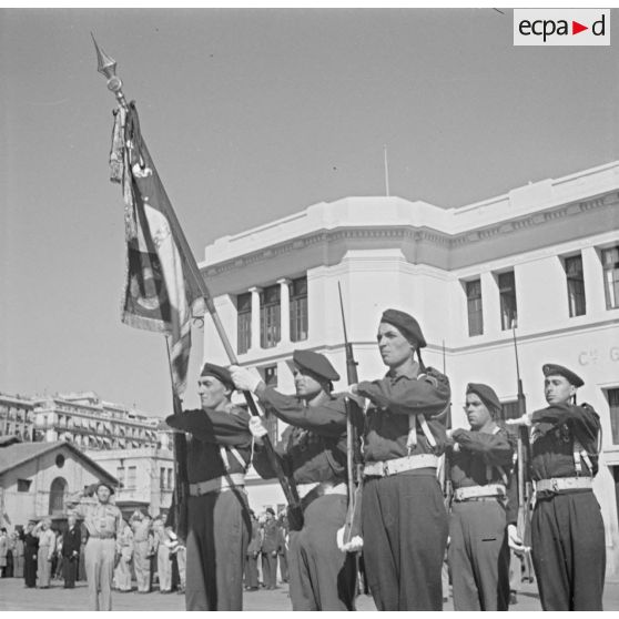 Cérémonie militaire à Alger lors de l'arrivée du drapeau du 1er régiment de chasseurs parachutistes (RCP).