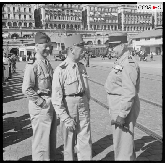 Trois officiers lors de l'arrivée du drapeau du 1er régiment de chasseurs parachutistes (RCP) à Alger.