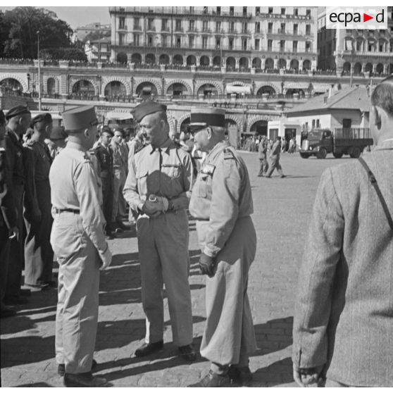 Trois officiers en discussion, lors de la cérémonie à l'occasion de l'arrivée du drapeau du 1er régiment de chasseurs parachutistes (RCP) à Alger.