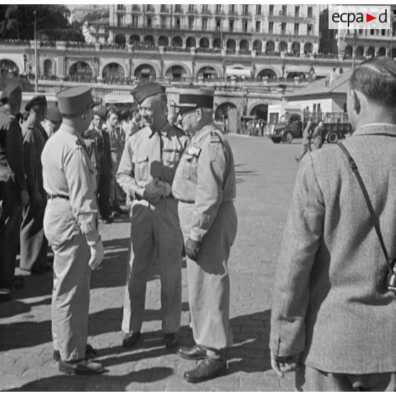 Trois officiers en discussion, lors de la cérémonie à l'occasion de l'arrivée du drapeau du 1er régiment de chasseurs parachutistes (RCP) à Alger.