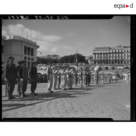 Cérémonie militaire à l'occasion de l'arrivée du drapeau du 1er régiment de chasseurs parachutistes (RCP) à Alger.