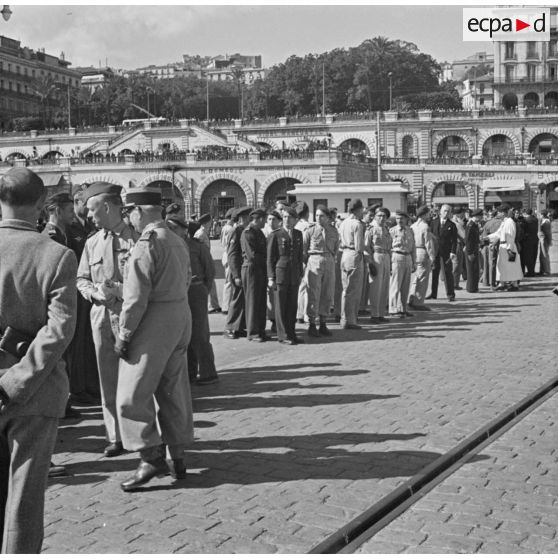 Les autorités militaires lors de la cérémonie à l'occasion de l'arrivée du drapeau du 1er régiment de chasseurs parachutistes (RCP) à Alger.