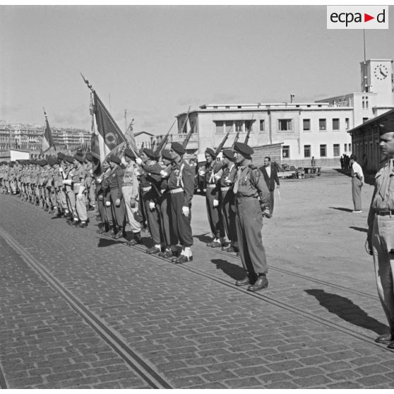 Cérémonie à l'occasion de l'arrivée du drapeau du 1er régiment de chasseurs parachutistes (RCP) à Alger.