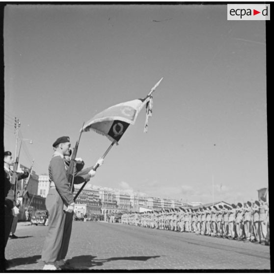 Le drapeau du 1er régiment de chasseurs parachutistes (RCP) lors de leur arrivée à Alger.