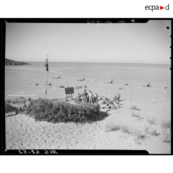 Séance d'observation sur une plage en Algérie, avant des essais de tirs.