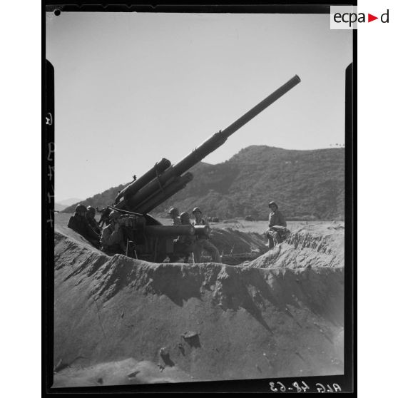 Essais de tirs d'artillerie sur une plage en Algérie.