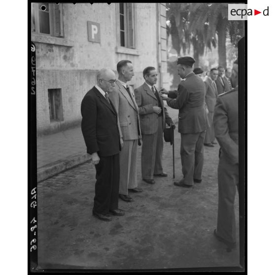 Remise de décorations à l'établissement régional du Matériel (ERM) à Alger.
