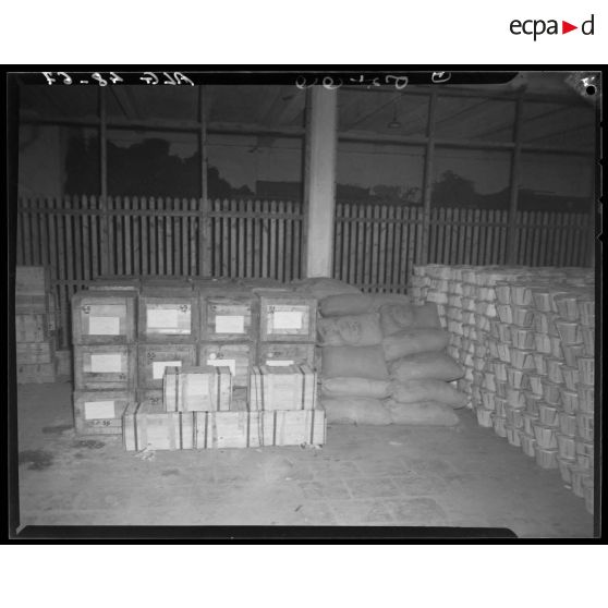 Des colis collectés par la Garde républicaine, sont stockés en gare maritime d'Alger.