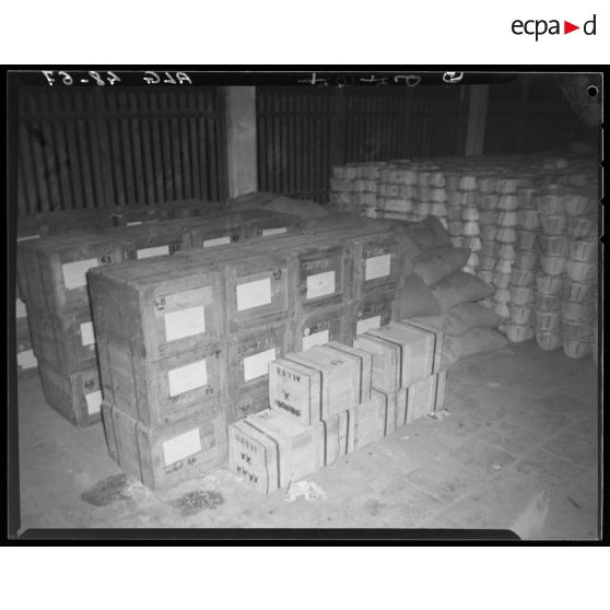 Des colis collectés par la Garde républicaine, sont stockés en gare maritime d'Alger.