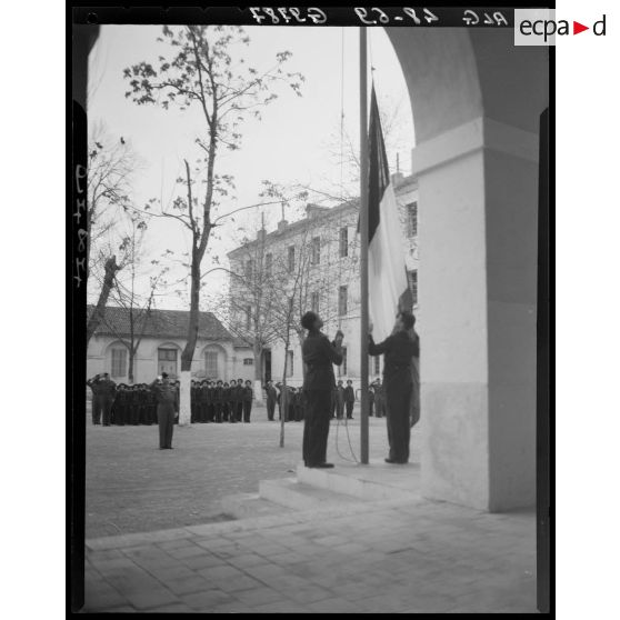 Lever des couleurs dans une école d'enfants de troupe en Algérie, le jour de Noël.