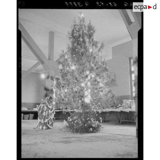 Le sapin de Noël lors d'une cérémonie de distribution des cadeaux aux enfants de militaires, en Algérie.