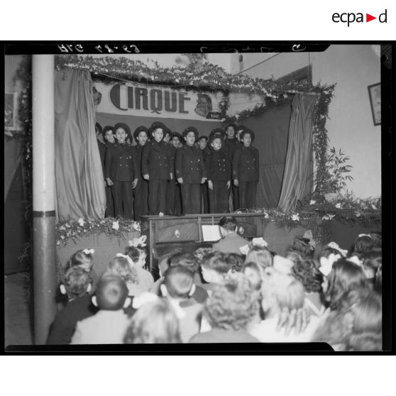 Spectacle des enfants de troupe, lors de la cérémonie de remise des cadeaux de Noël aux enfants de militaires, en Algérie.
