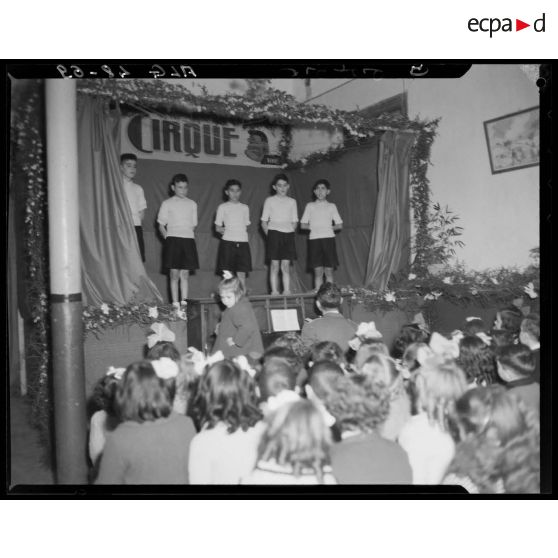 Spectacle des enfants de troupe, lors de la cérémonie de remise des cadeaux de Noël aux enfants de militaires, en Algérie.