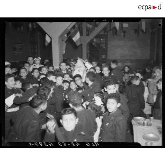 Enfants de troupe et le Père Noël lors d'une fête de Noël en Algérie.