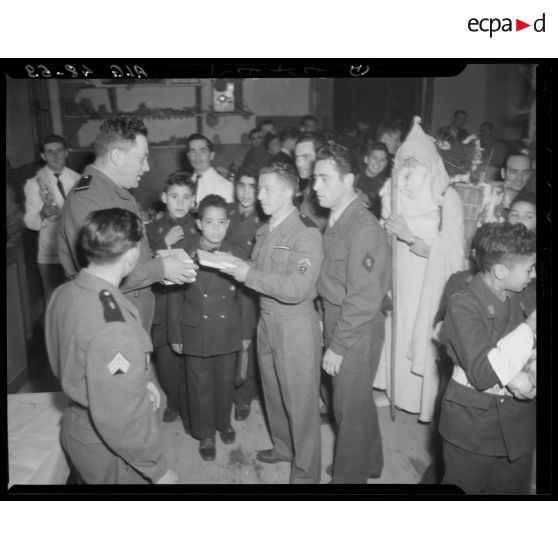 Distribution des cadeaux aux enfants de troupe lors d'une fête de Noël en Algérie.