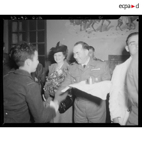 Une cérémonie de Noël, avec des enfants de troupe, en Algérie.