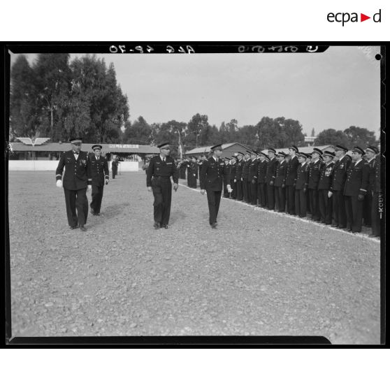 Revue des troupes de l'Air sur une base aérienne en Algérie.