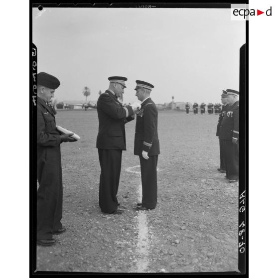 Remise de décoration sur une base aérienne en Algérie.