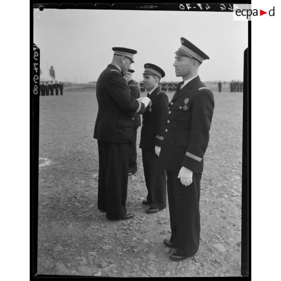 Remise de décoration sur une base aérienne en Algérie.