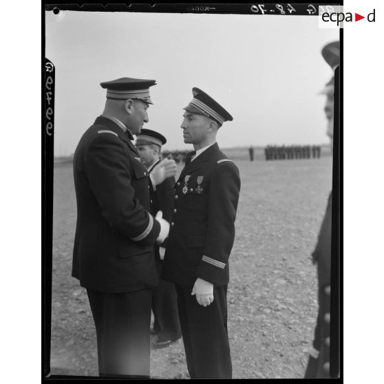 Remise de décoration sur une base aérienne en Algérie.