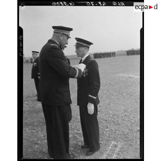 Remise de décoration sur une base aérienne en Algérie.