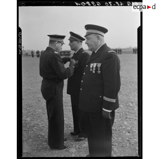 Remise de décoration sur une base aérienne en Algérie.