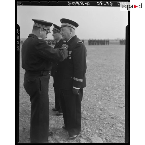 Remise de décoration sur une base aérienne en Algérie.