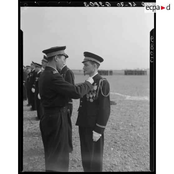 Remise de décoration sur une base aérienne en Algérie.