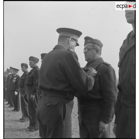 Remise de décoration sur une base aérienne en Algérie.