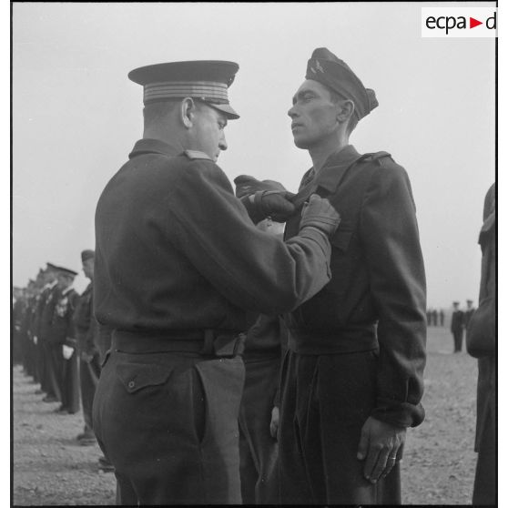 Remise de décoration sur une base aérienne en Algérie.