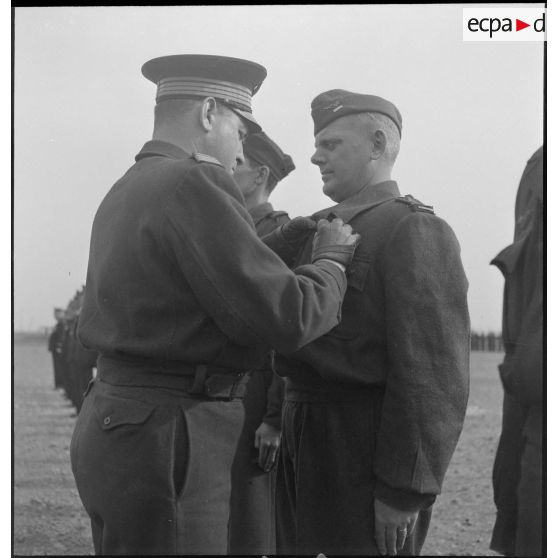 Remise de décoration sur une base aérienne en Algérie.