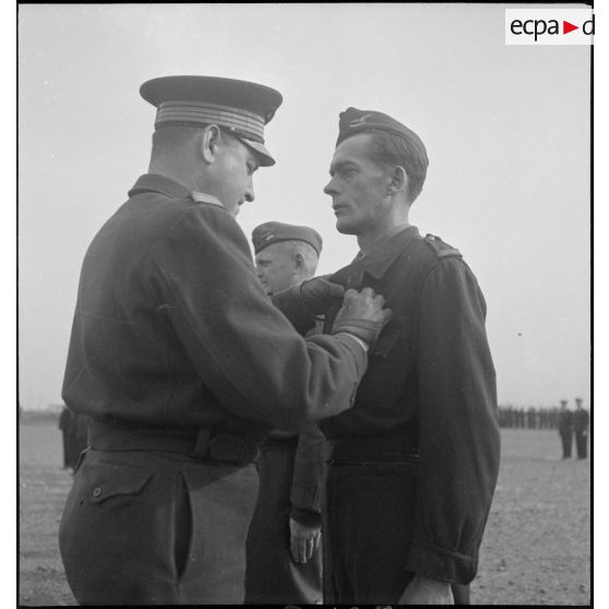 Remise de décoration sur une base aérienne en Algérie.