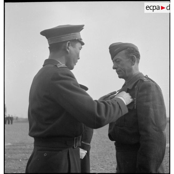 Remise de décoration sur une base aérienne en Algérie.