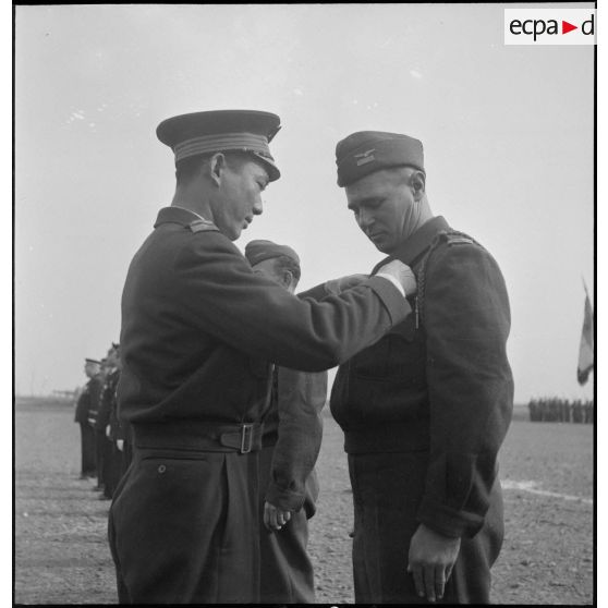 Remise de décoration sur une base aérienne en Algérie.