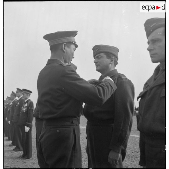 Remise de décoration sur une base aérienne en Algérie.