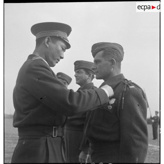Remise de décoration sur une base aérienne en Algérie.