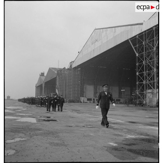 Cérémonie militaire sur une base aérienne en Algérie.