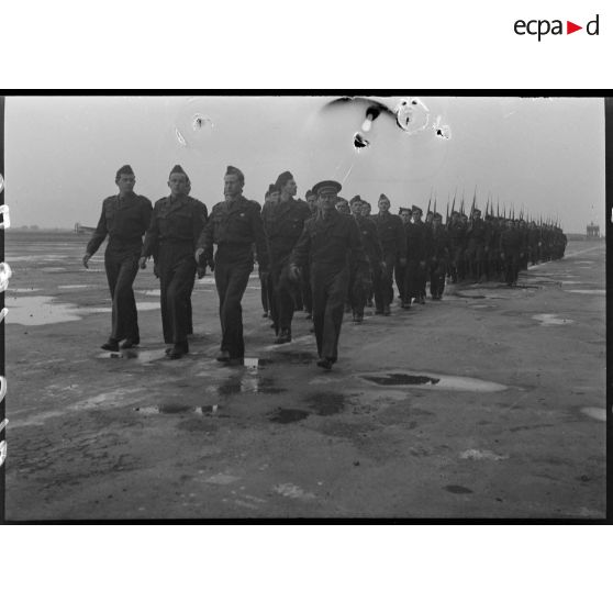 Cérémonie militaire sur une base aérienne en Algérie.