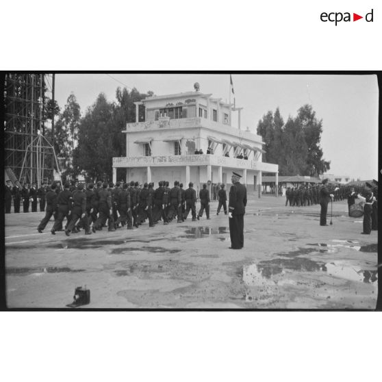 Cérémonie militaire sur une base aérienne en Algérie.