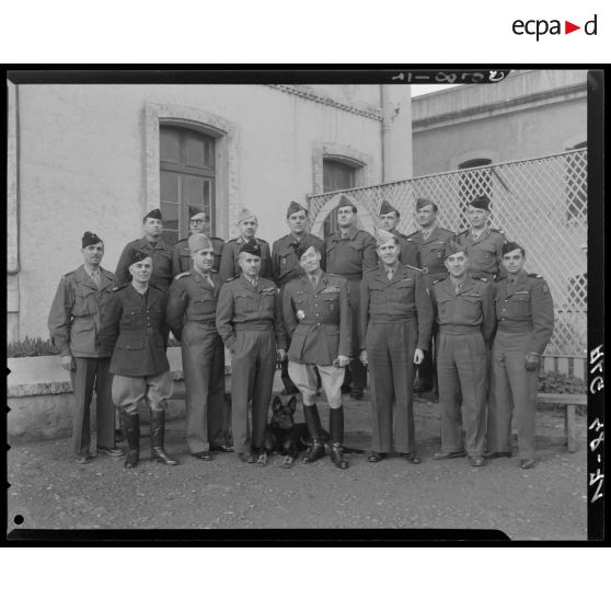 Portrait d'un groupe de militaires, avec au centre le général Guy Schlesser.