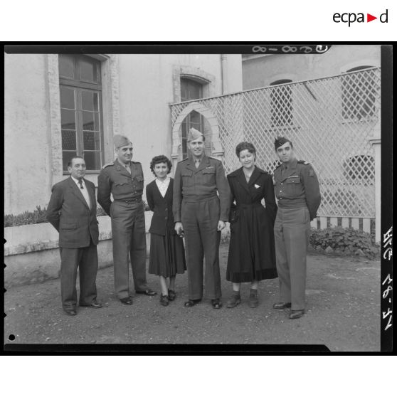 Portrait de groupe : trois militaires, deux femmes et un homme en civil.