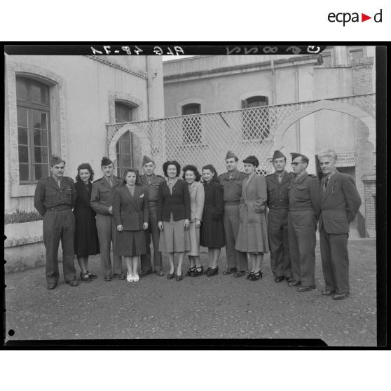 Portrait d'un groupe de militaires et de femmes.
