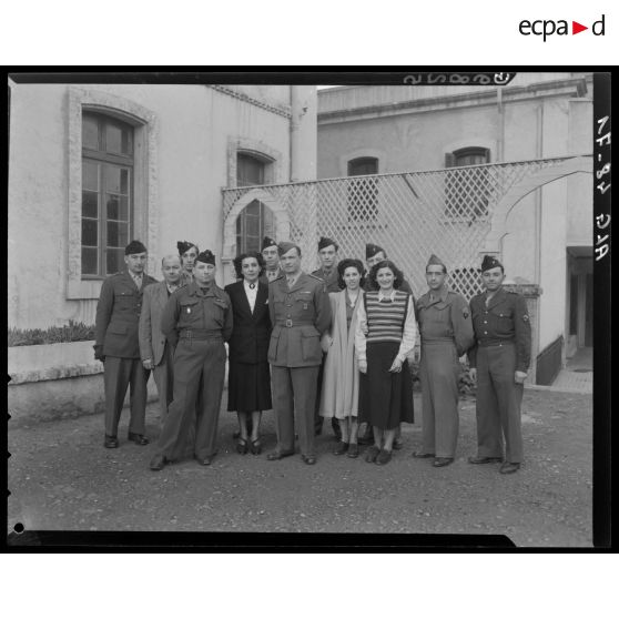 Portrait de groupe : militaires et femmes.