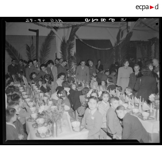 Le repas des enfants de militaires lors d'une fête de Noël en Algérie.