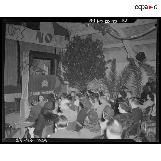 Un spectacle de marionnettes à l'occasion d'une fête de Noël en Algérie.