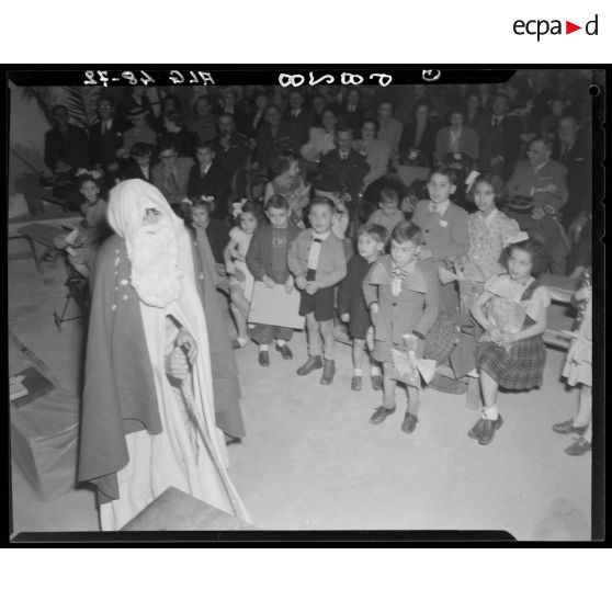 Le Père Noël arrive pour distribuer des cadeaux aux enfants de militaires en Algérie.