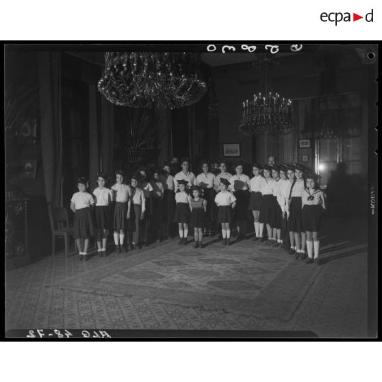 Portrait d'un groupe d'enfants avec des bérets de la Marine.