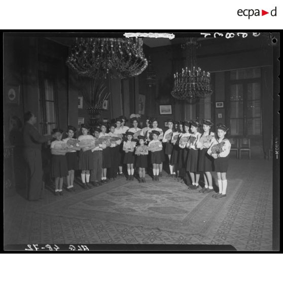 Les enfants de la Marine ont reçu leurs cadeaux, à l'occasion de la fête de Noël, en Algérie.
