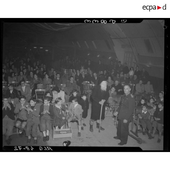 L'arrivée du Père Noël, à l'occasion de la fête de Noël des enfants de militaires en Algérie.