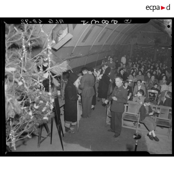 Réception de Noël et distribution des cadeaux, aux enfants de militaires en Algérie.